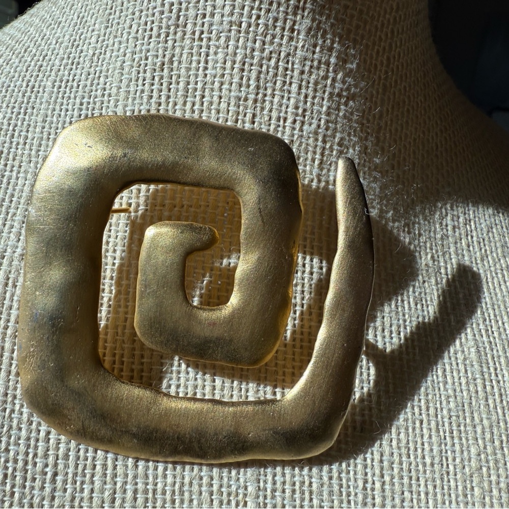 Vintage Gold tone JJ 1986 Large Abstract Spiral‎ Brooch Pin
